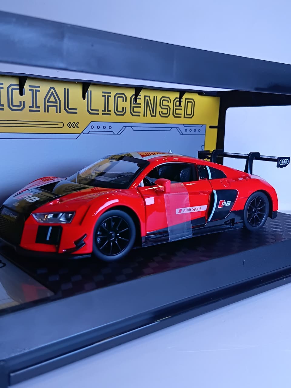 CCA AUDI R8 LMS 1/24 SCALE RED 68262K