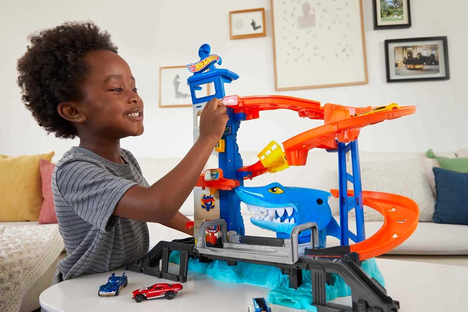 HOT WHEELS CITY TOY CAR TRACK SET, ATTACKING SHARK ESCAPE PLAYSET WITH 1:64 SCALE VEHICLE, MULTIPLE LEVELS, KID-POWERED LIFT, RACE TO ESCAPE (Product No:HDP06)