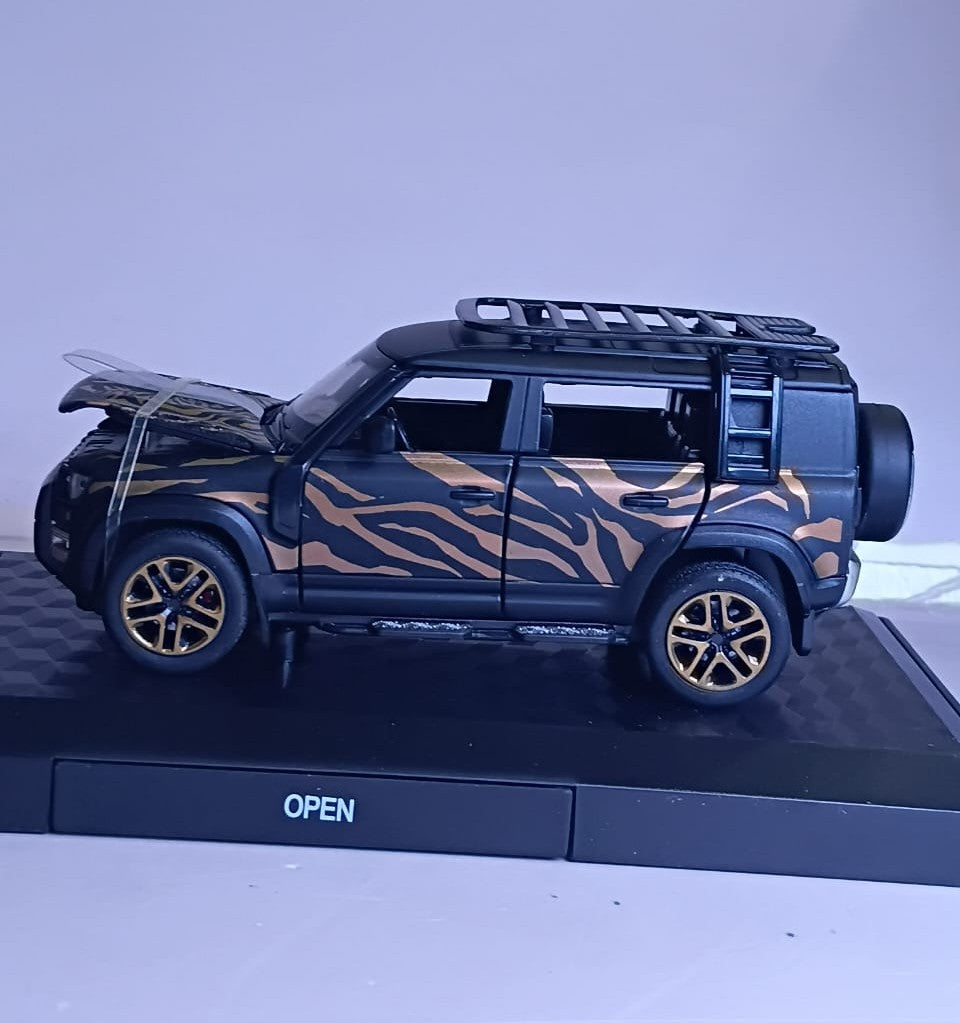 CCA 1:32 LAND ROVER DEFENDER 110 DIECAST MODEL  88416A CAR BLACK/GOLD