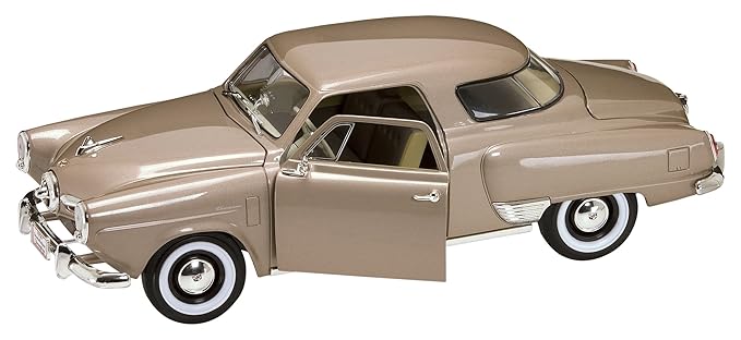 DIE CAST ROAD SIGNATURE 1950 STUDEBAKER CHAMPION  1/18 SCALE GOLD NO:92478