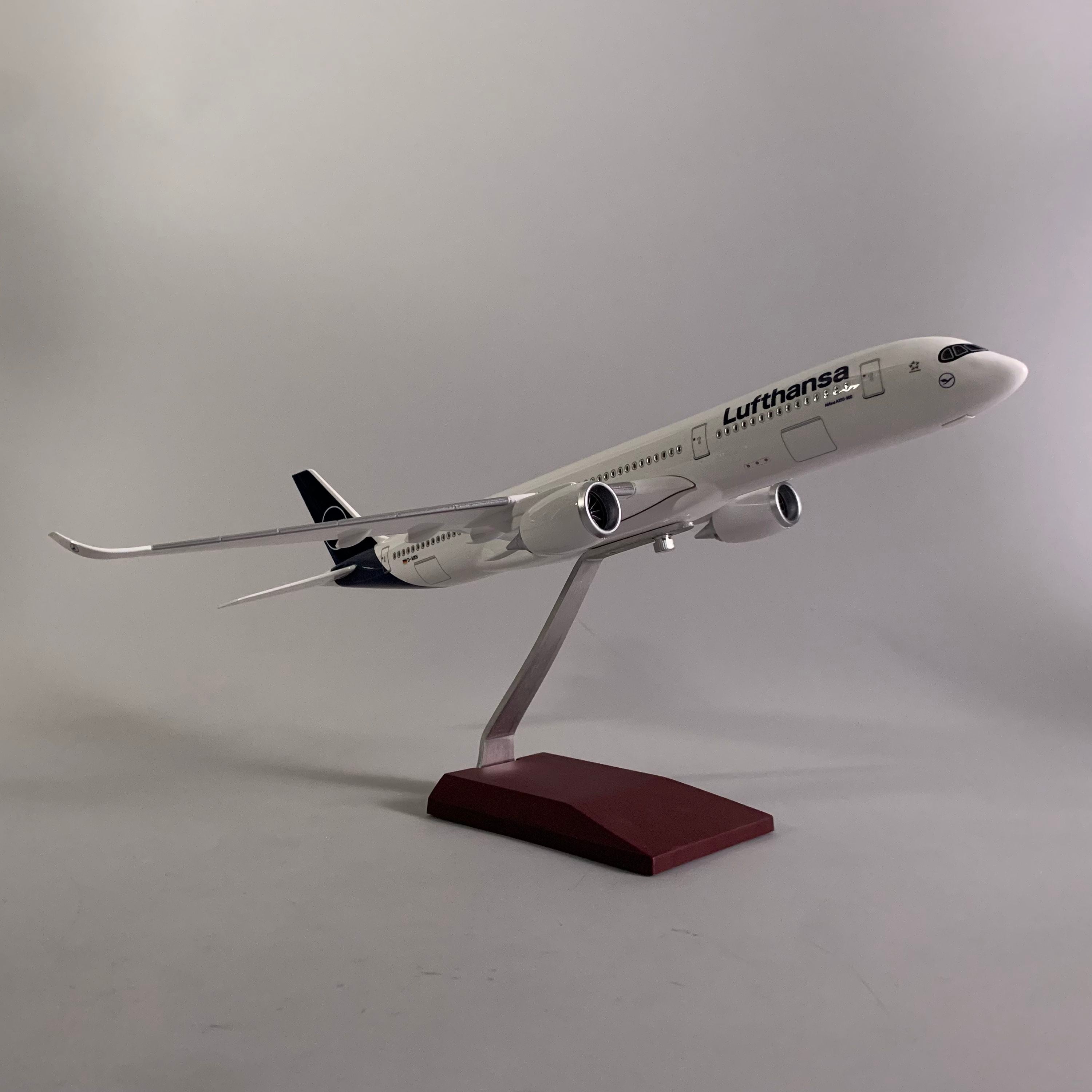 AIRPLANE DIECAST LUFTHANSA D-AIXA AIRBUS A350-900 WITH LED LIGHT DISPLAY 47CM