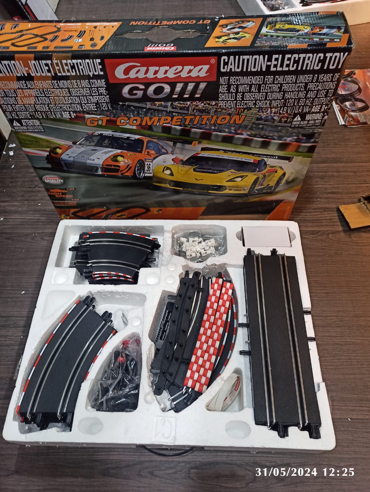 CARRERA GO SLOT CAR 1/43 SCALE  SET WITH TRACK SIZE 2282 fT 8.6 METRES