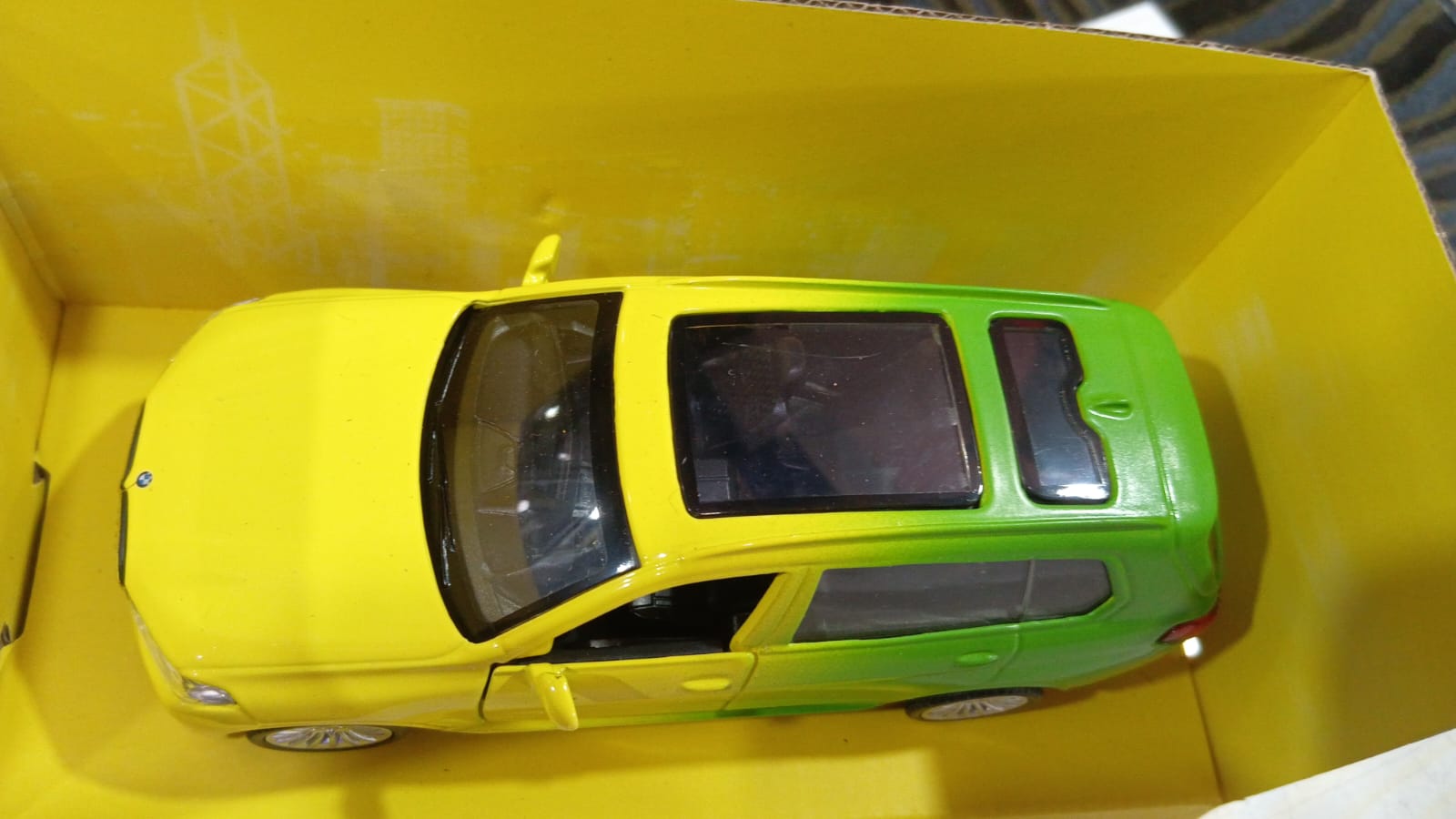 CCA 1:36 BMW X7 DIECAST MODEL 12001 CAR YELLOW/GREEN
