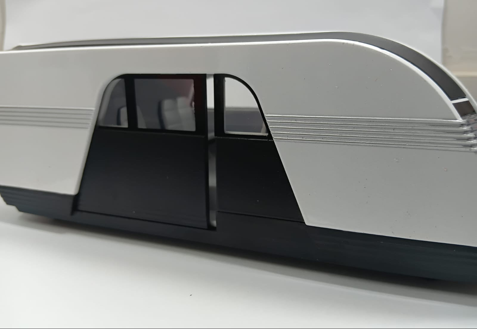 XHD MODEL TESLA ROBOVAN METAL BODY SCALE MODEL 1/24 REMOTE KEY WHITE COLOR