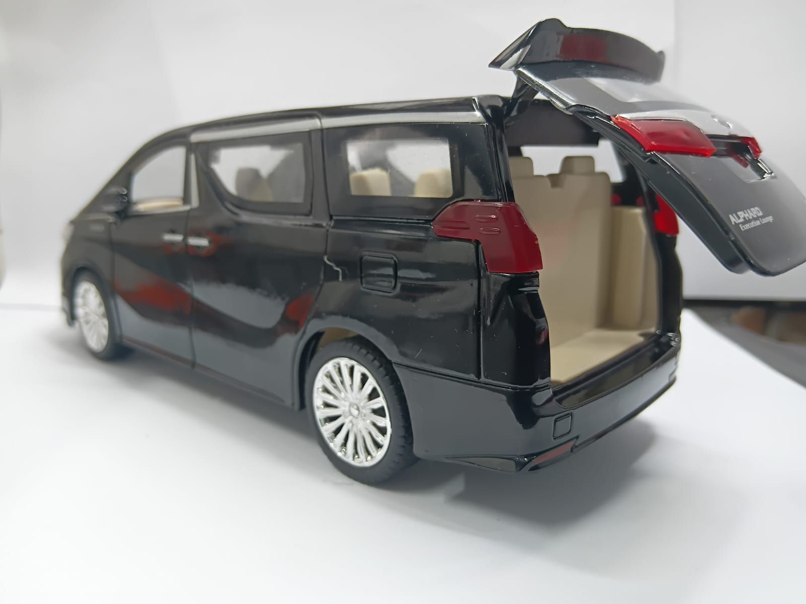 CHE ZHI DIE-CAST 1:24 TOYOTA ALPHARD SIMULATION SOUND AND LIGHT PULL BACK SERIES BLACK COLOR