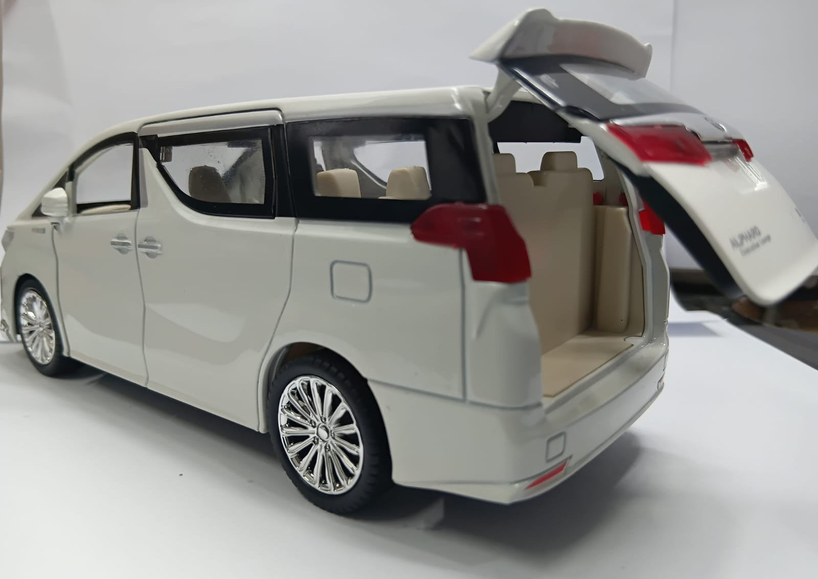 CHE ZHI DIE-CAST 1:24 TOYOTA ALPHARD SIMULATION SOUND AND LIGHT PULL BACK SERIES WHITE COLOR