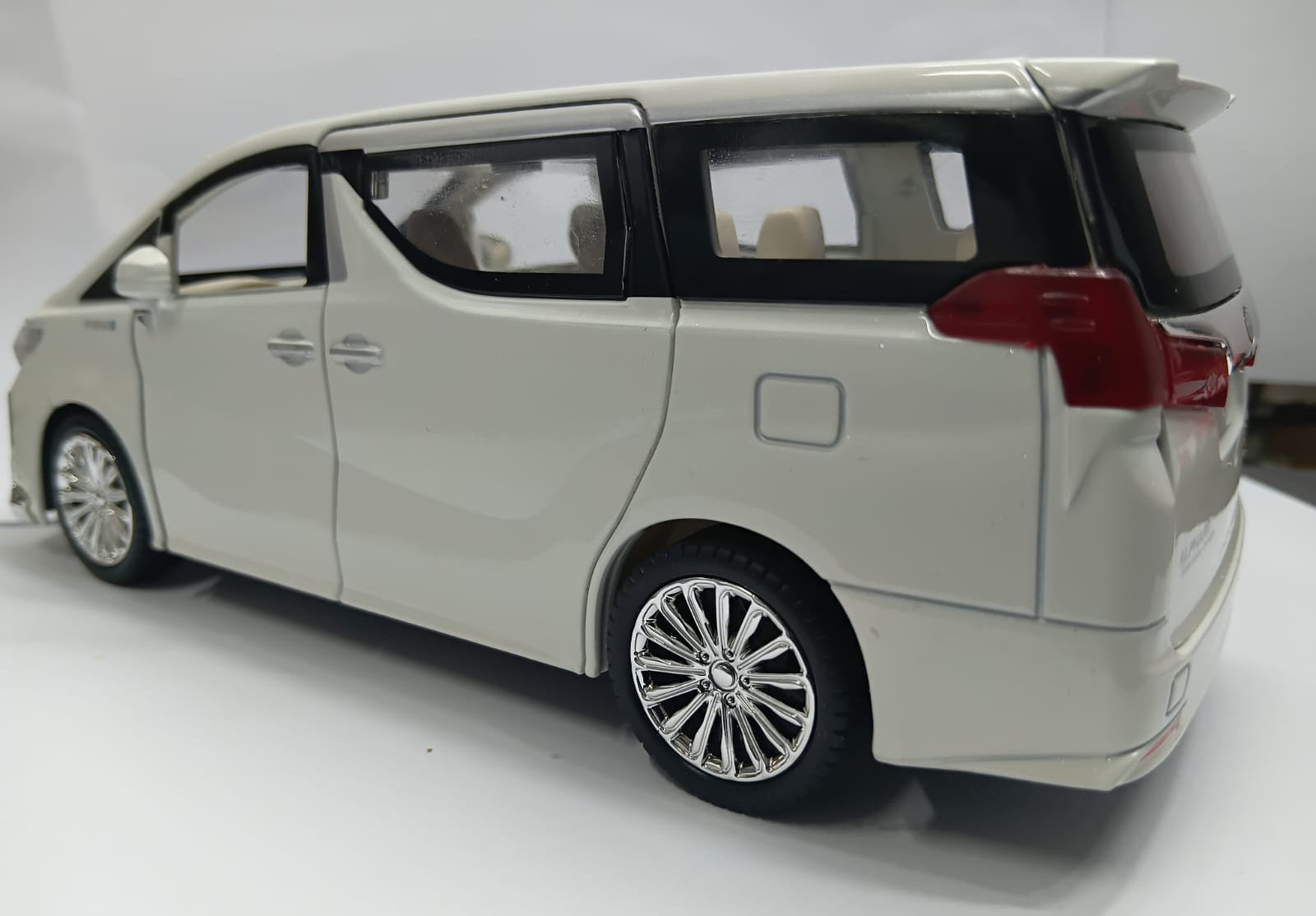 CHE ZHI DIE-CAST 1:24 TOYOTA ALPHARD SIMULATION SOUND AND LIGHT PULL BACK SERIES WHITE COLOR