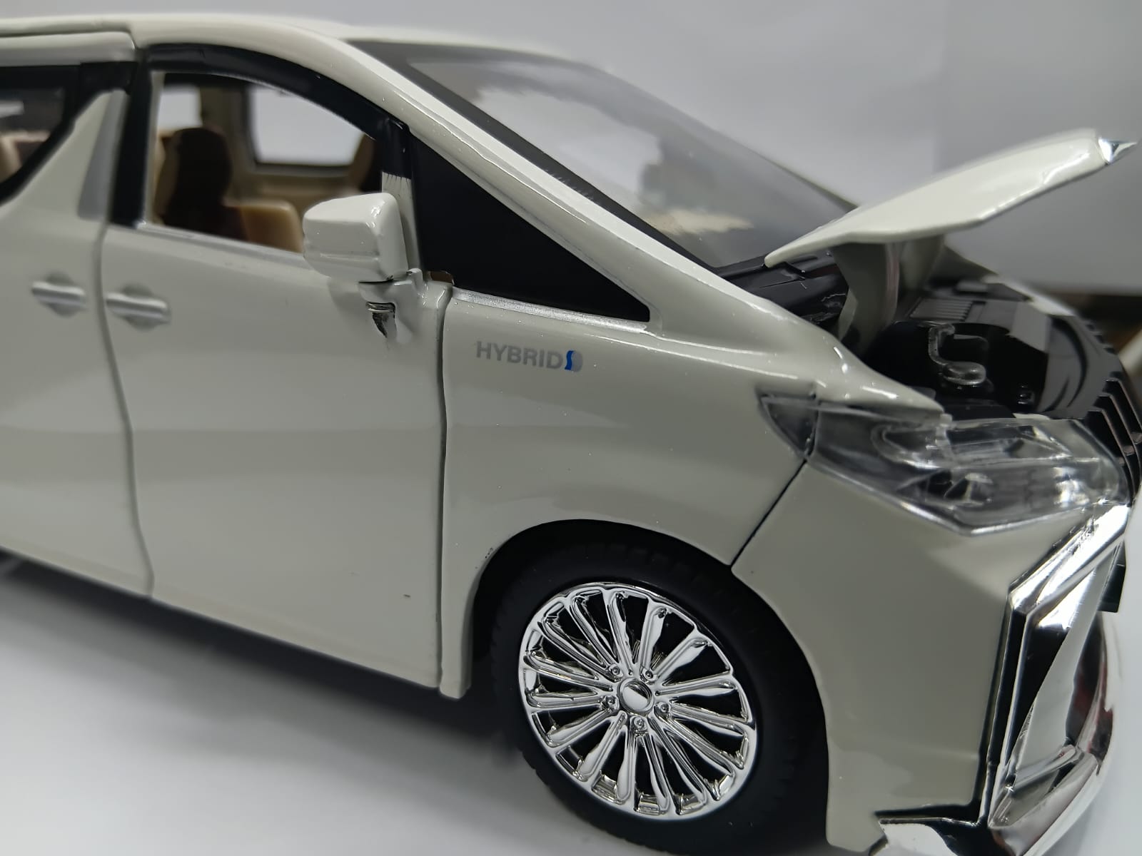 CHE ZHI DIE-CAST 1:24 TOYOTA ALPHARD SIMULATION SOUND AND LIGHT PULL BACK SERIES WHITE COLOR