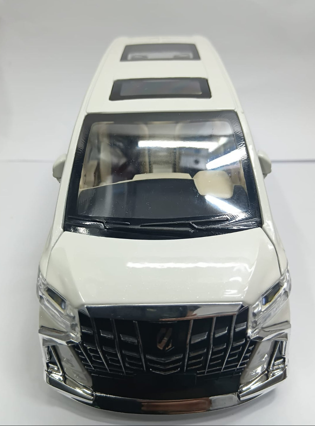 CHE ZHI DIE-CAST 1:24 TOYOTA ALPHARD SIMULATION SOUND AND LIGHT PULL BACK SERIES WHITE COLOR