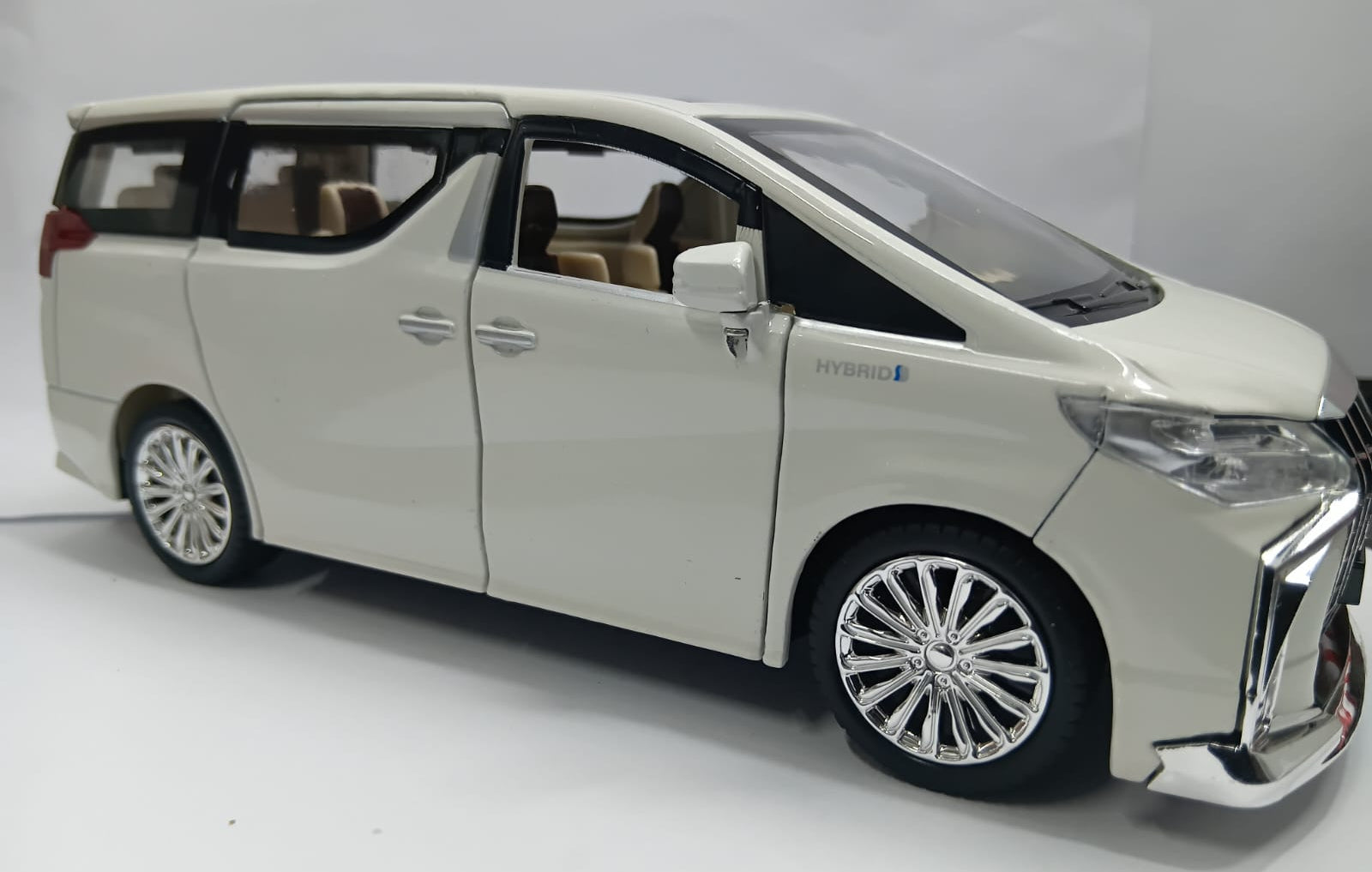 CHE ZHI DIE-CAST 1:24 TOYOTA ALPHARD SIMULATION SOUND AND LIGHT PULL BACK SERIES WHITE COLOR