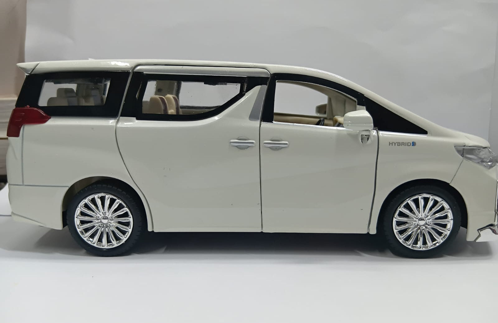 CHE ZHI DIE-CAST 1:24 TOYOTA ALPHARD SIMULATION SOUND AND LIGHT PULL BACK SERIES WHITE COLOR