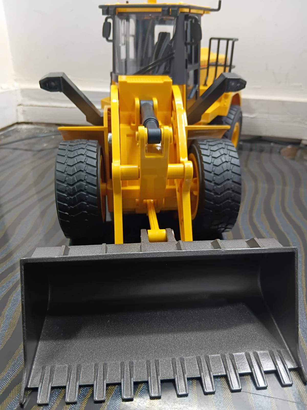 HUINA 1552 1:16 PROFESSIONAL R/C WHEEL LOADER WITH 11 FUNCTIONS