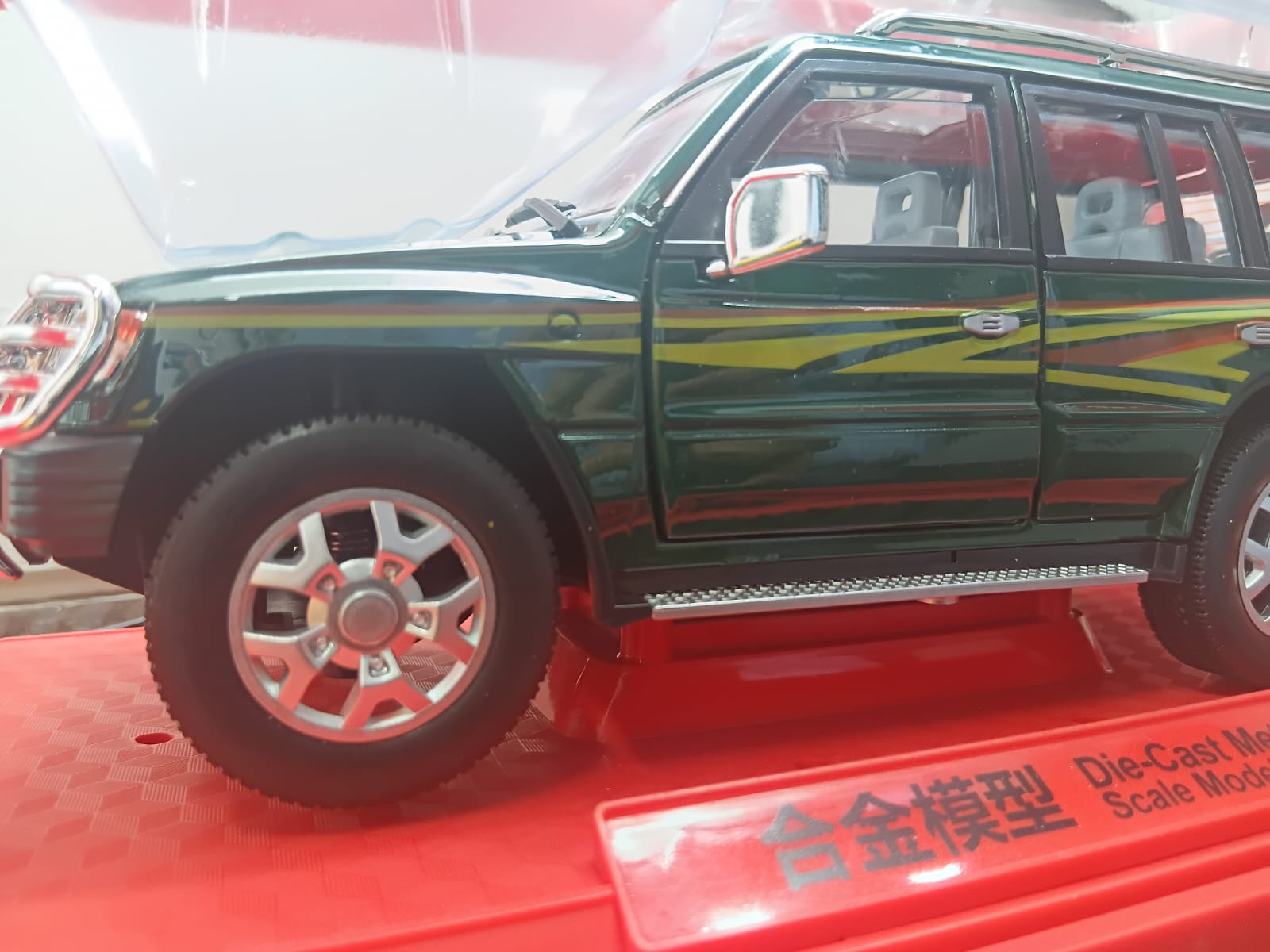 MB826-1 DIE-CAST METAL 1/18 PULL-BACK AND LIGHT FEATURE OPENABLE DOOR