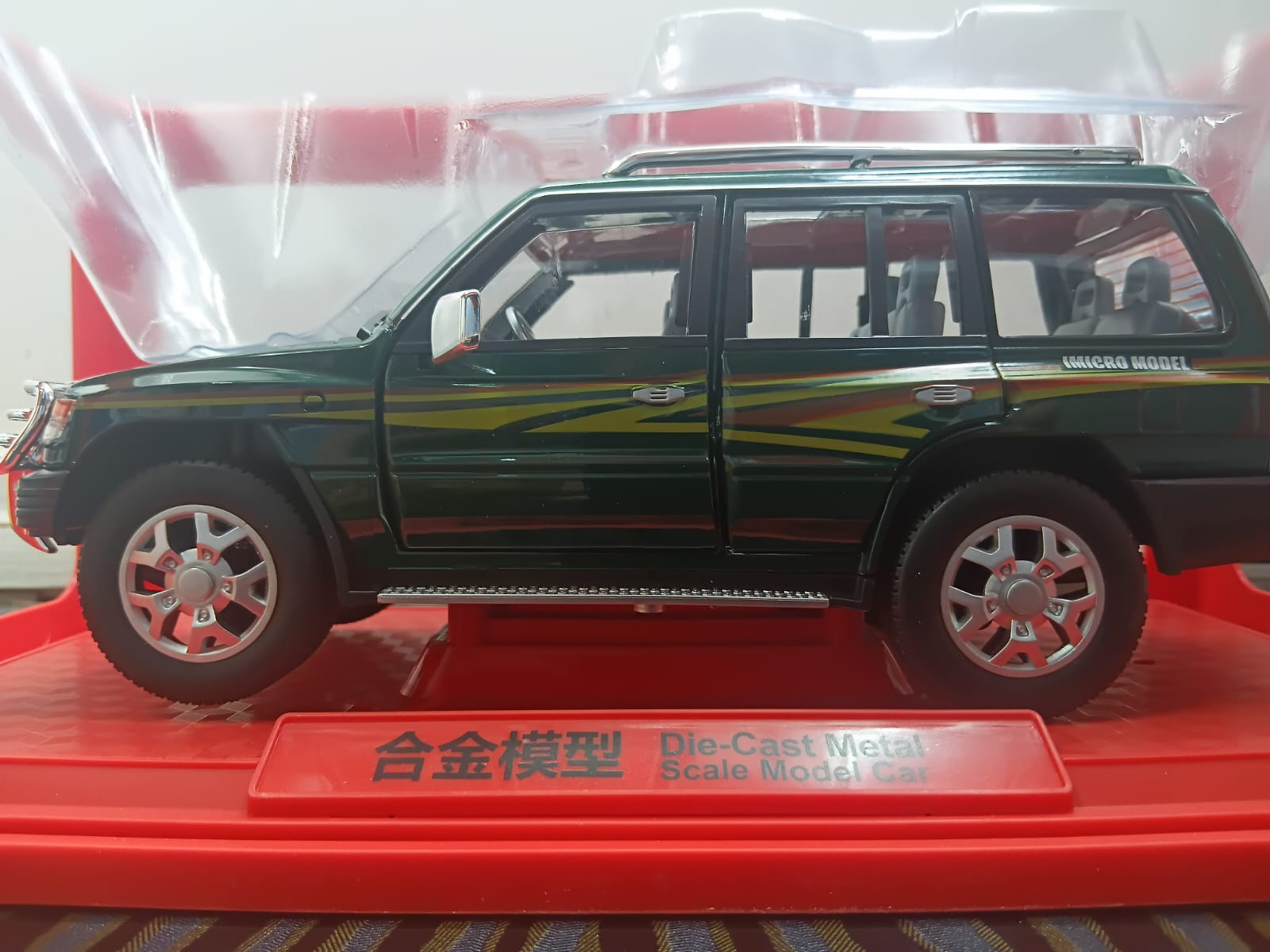 MB826-1 DIE-CAST METAL 1/18 PULL-BACK AND LIGHT FEATURE OPENABLE DOOR