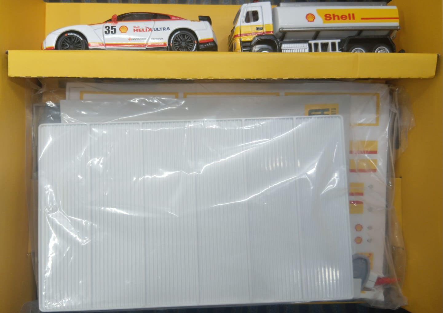 CCA 67277E SHELL GAS STATION ASSEMBLY PLAYSET 1/72 VOLVO TRUCK OIL TANKER 1/42 2020 NISSAN GT-R