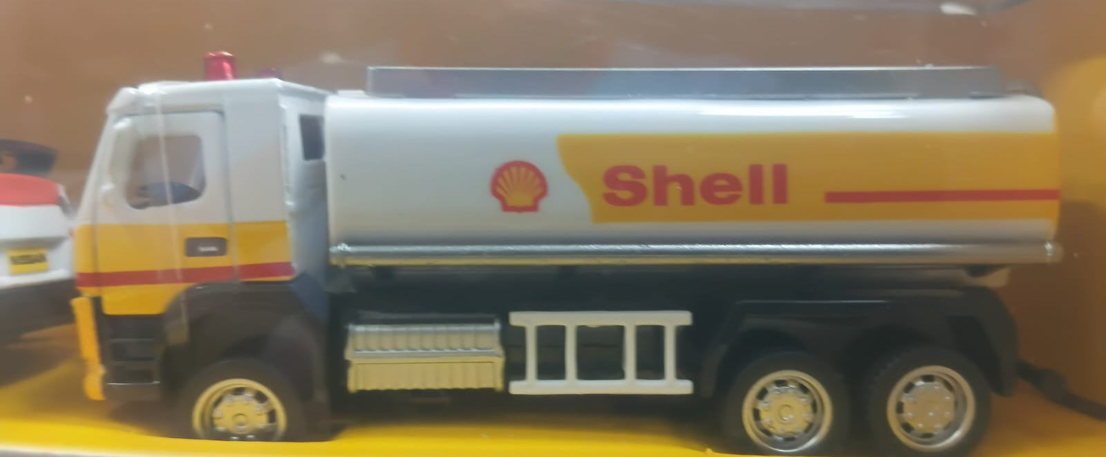 CCA 67277E SHELL GAS STATION ASSEMBLY PLAYSET 1/72 VOLVO TRUCK OIL TANKER 1/42 2020 NISSAN GT-R