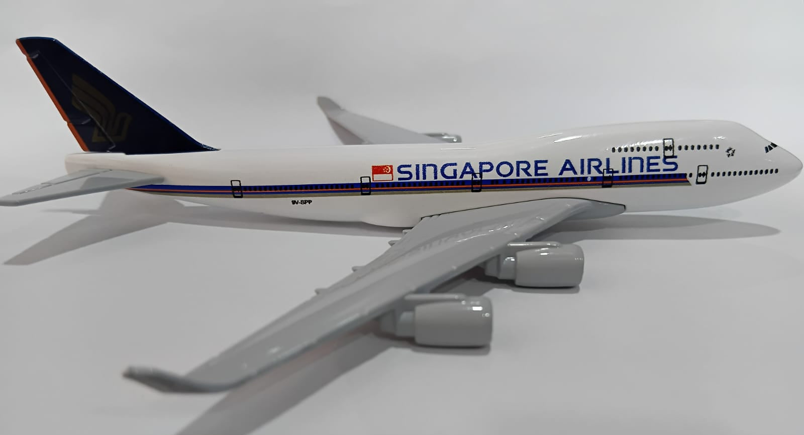 AIRPLANE METAL DIECAST SINGAPORE AIRLINE 9V-SPP A380 16CM
