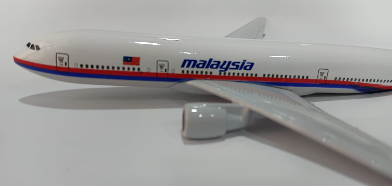 AIRPLANE METAL DIECAST MALAYSIA A380 16CM