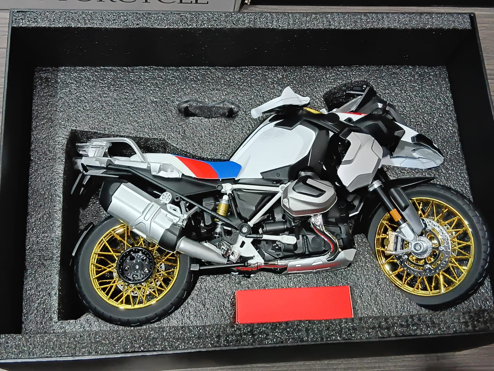 BMW R1250 M6-9A 1/6 DIECAST BIKE MODEL WITH STAND