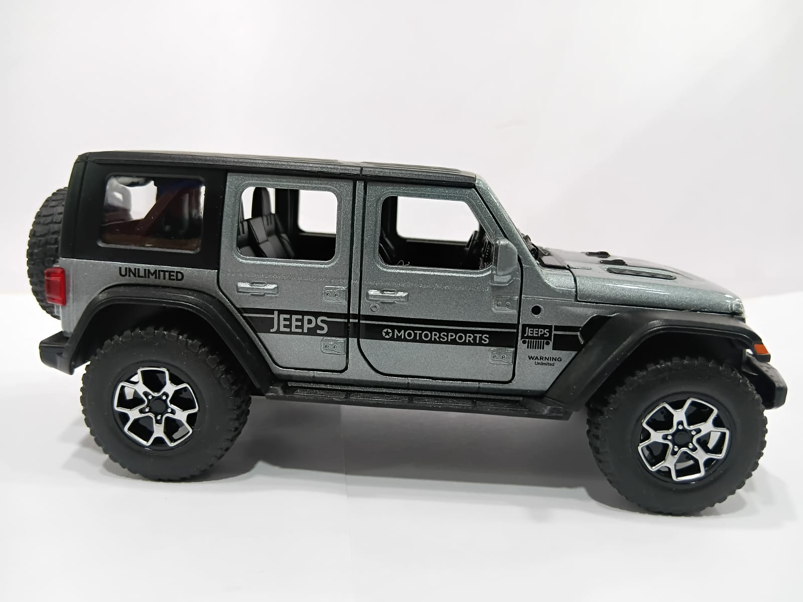 DIE-CAST MODEL 32761 1/32 WRANGLER JEEP WITH PULL BACK LIGHT FUNCTION