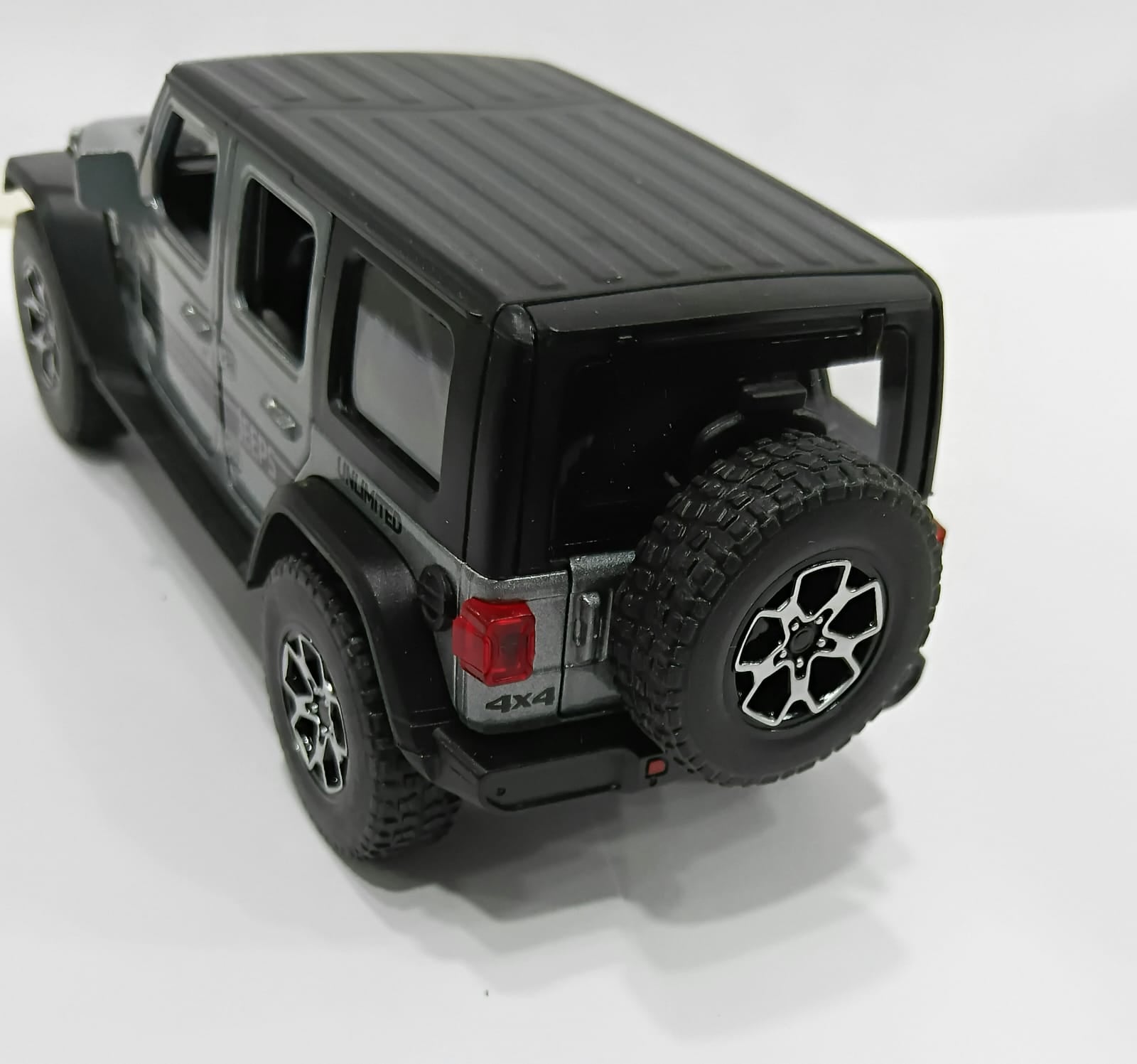DIE-CAST MODEL 32761 1/32 WRANGLER JEEP WITH PULL BACK LIGHT FUNCTION