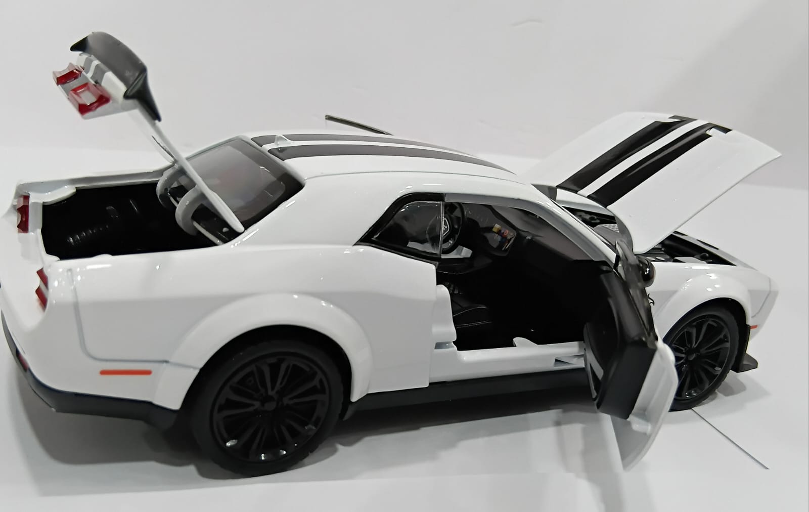DODGE CHALLENGER SRT 24375 1/22 ALLOY MODEL CAR WHITE COLOR