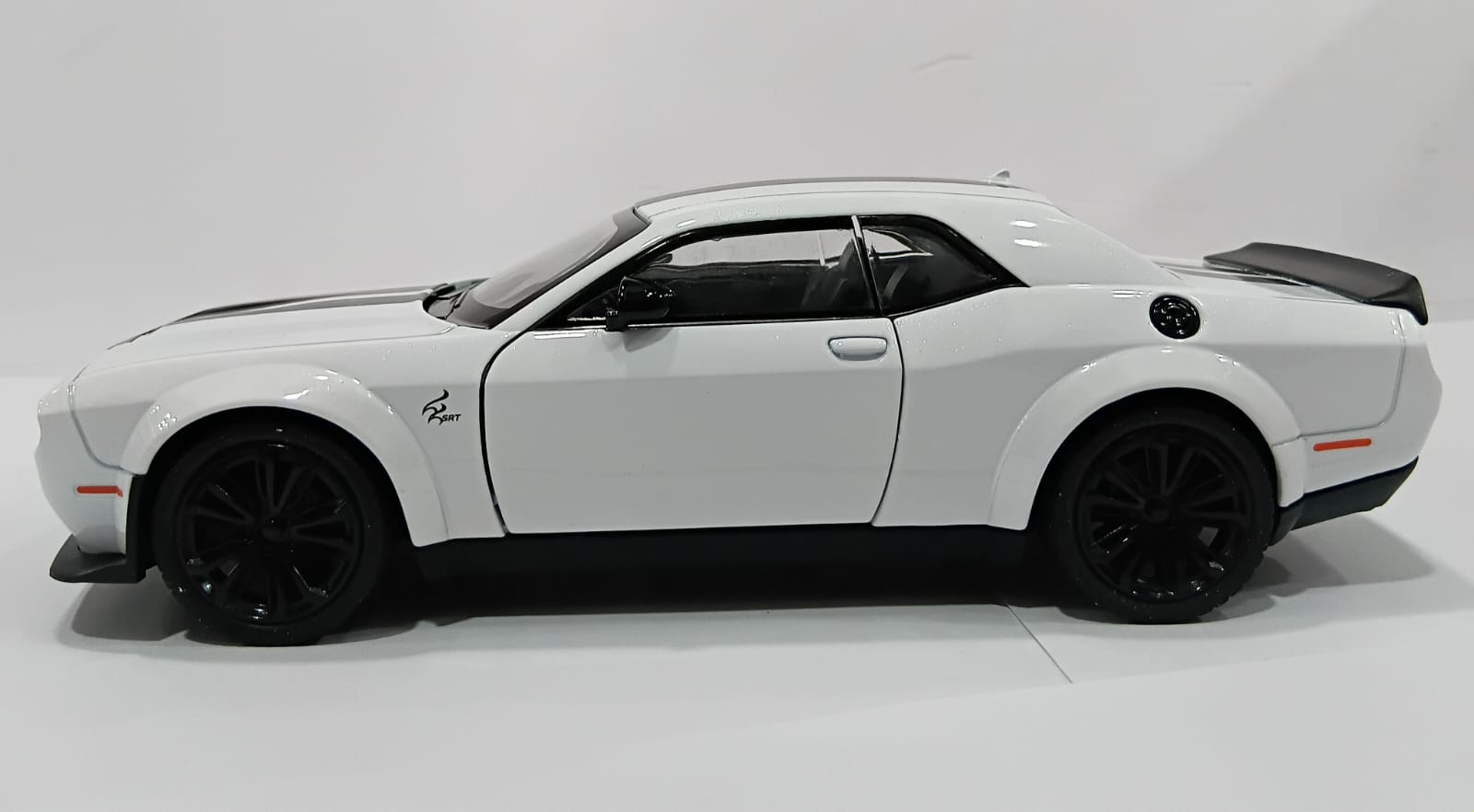 DODGE CHALLENGER SRT 24375 1/22 ALLOY MODEL CAR WHITE COLOR