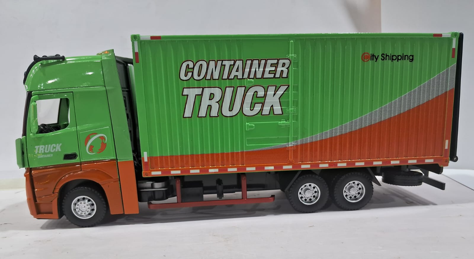 TRUCK 53522-43 1/24 DIE CAST MODEL LIGHT AND SOUND GREEN COLOR