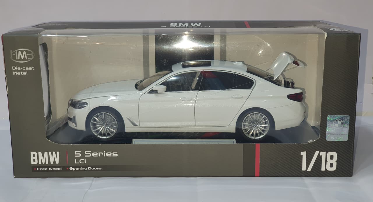 BMW H1282 5 SERIES LCI 1:18 OPENING DOORS DIE CAST MODEL WHITE