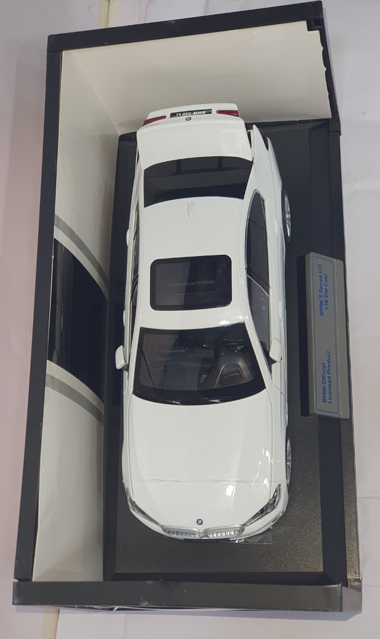 BMW H1282 5 SERIES LCI 1:18 OPENING DOORS DIE CAST MODEL WHITE