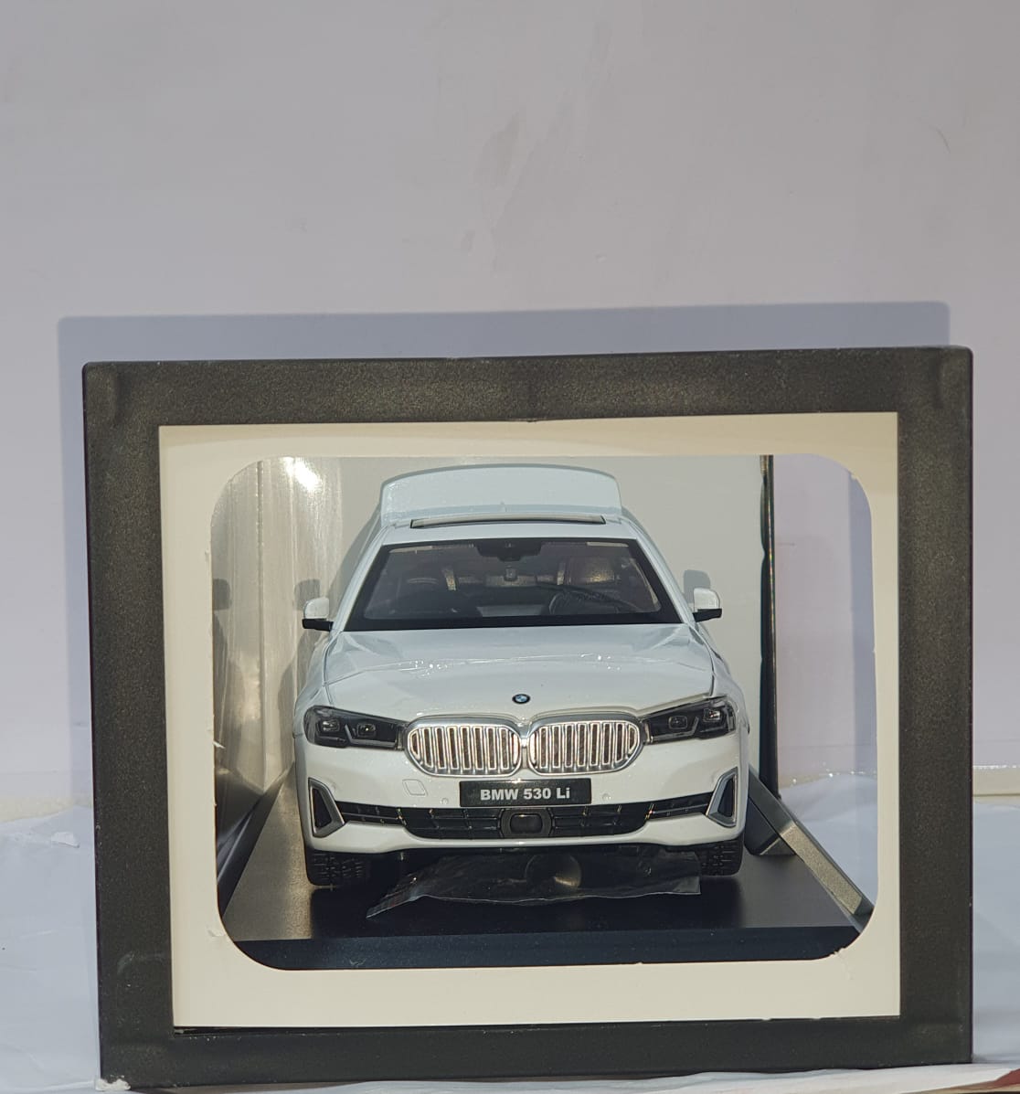 BMW H1282 5 SERIES LCI 1:18 OPENING DOORS DIE CAST MODEL WHITE