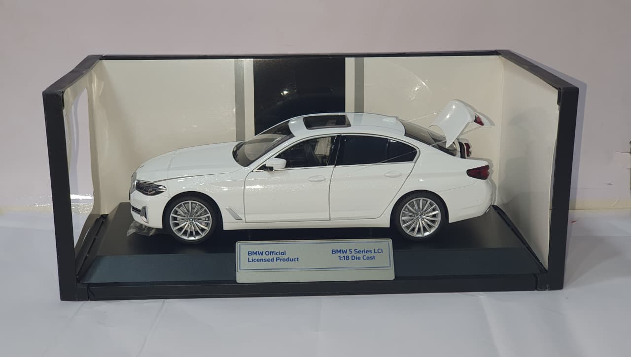 BMW H1282 5 SERIES LCI 1:18 OPENING DOORS DIE CAST MODEL WHITE