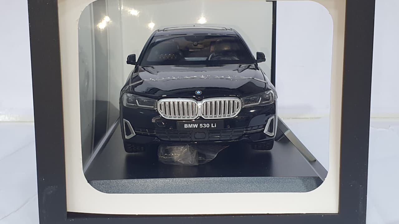 BMW H1282 5 SERIES LCI 1:18 OPENING DOORS DIE CAST MODEL BLACK