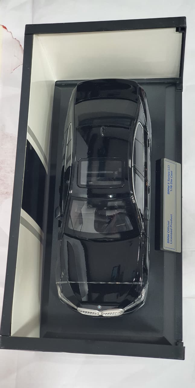 BMW H1282 5 SERIES LCI 1:18 OPENING DOORS DIE CAST MODEL BLACK