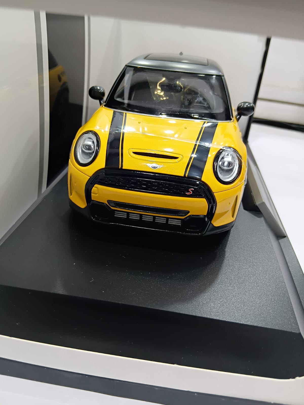 MINI COOPER S H1272 3-DOOR 1:18 OPENING DOORS DIE-CAST MODEL YELLOW