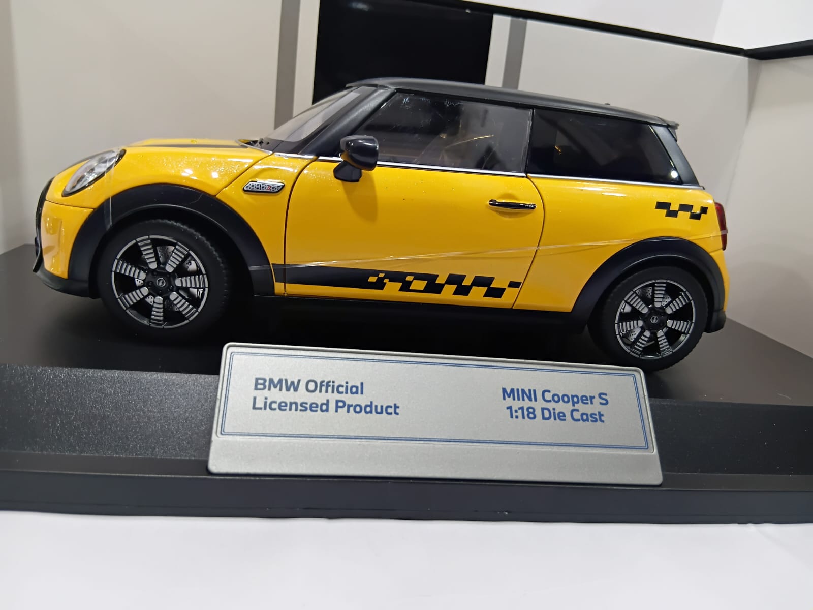 MINI COOPER S H1272 3-DOOR 1:18 OPENING DOORS DIE-CAST MODEL YELLOW
