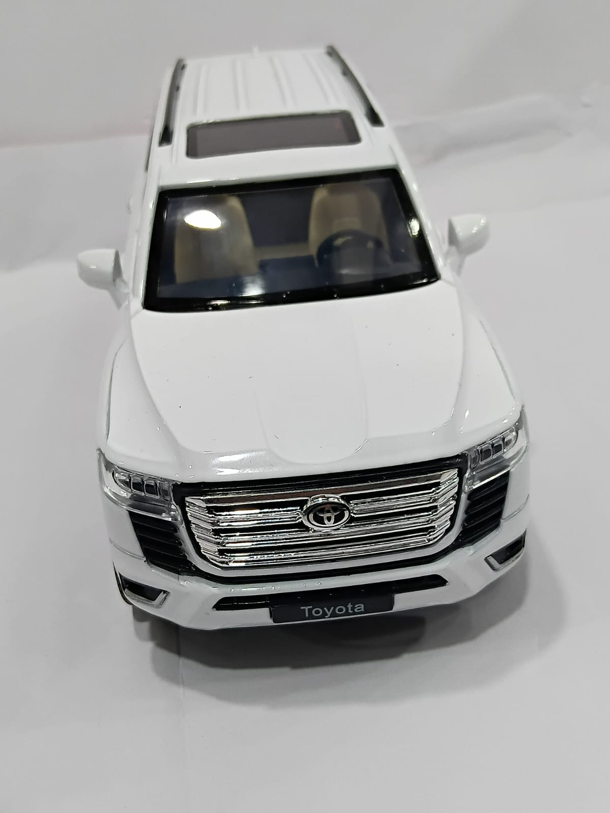 TOYOTA H08222C 1/24 LIGHT MUSIC WITH PULL BACK FUNCTION DIECAST MODEL CAR WHITE COLOR