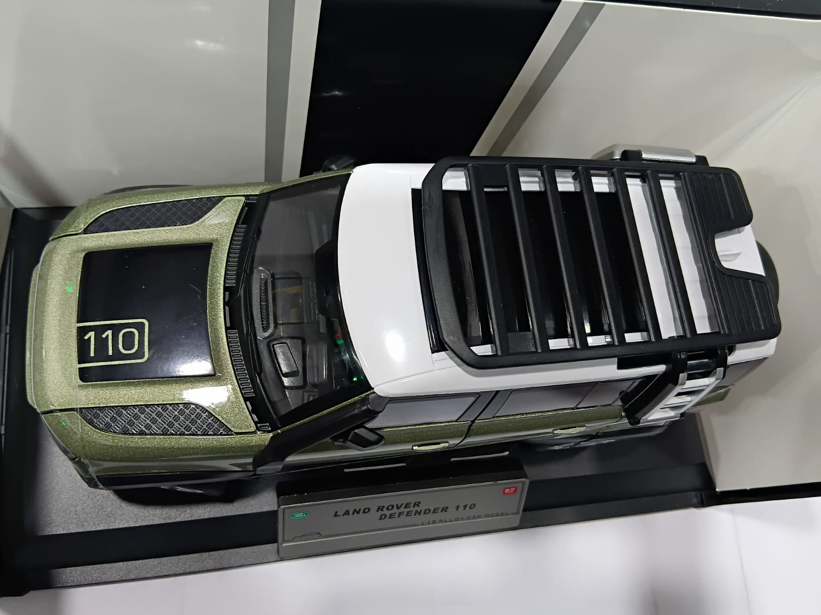 LAND ROVER DEFENDER 110 Q1002A 1:18 OPENING DOORS AND LED LIGHT WITH SOUND FUNCTION DIE-CAST MODEL GREEN