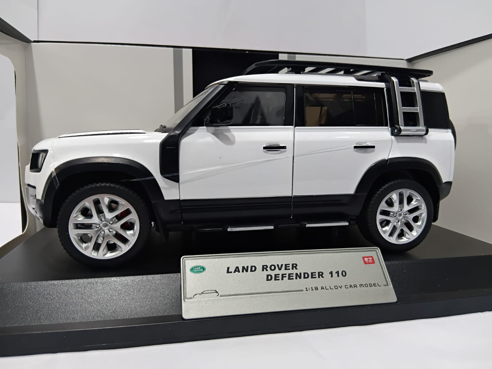 LAND ROVER DEFENDER 110 Q1002A 1:18 OPENING DOORS AND LED LIGHT WITH SOUND FUNCTION DIE-CAST MODEL WHITE