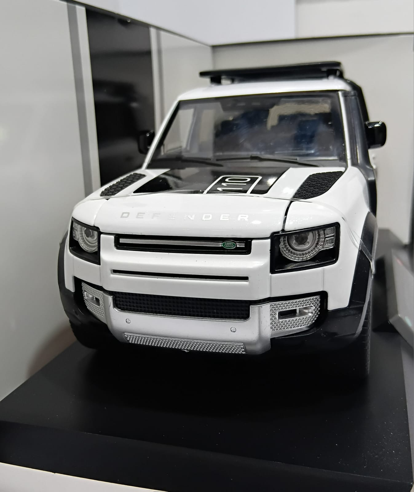LAND ROVER DEFENDER 110 Q1002A 1:18 OPENING DOORS AND LED LIGHT WITH SOUND FUNCTION DIE-CAST MODEL WHITE