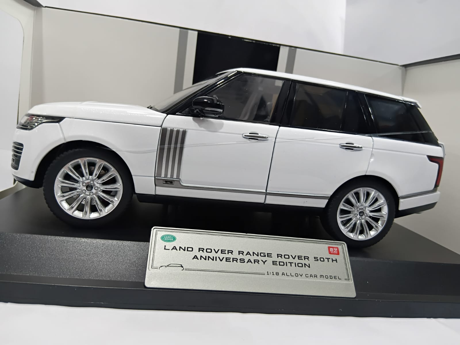 LAND ROVER Q1001A RANGE ROVER 5OTH ANNIVERSARY 1:18 OPENING DOORS AND LED LIGHT WITH SOUND FUNCTION DIE CAST MODEL WHITE