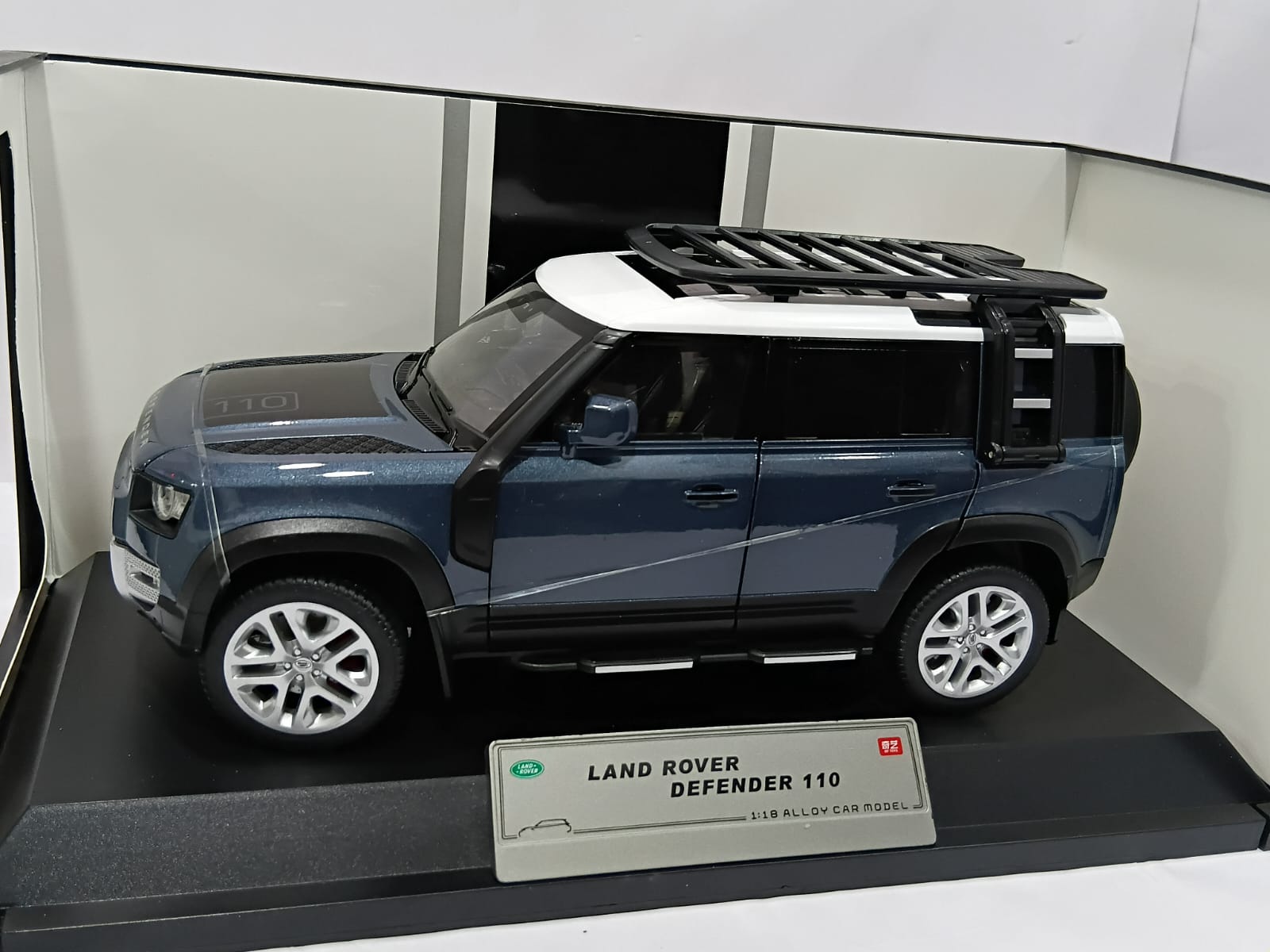 LAND ROVER DEFENDER 110 Q1002A 1:18 OPENING DOORS AND LED LIGHT WITH SOUND FUNCTION DIE-CAST MODEL DARK BLUE