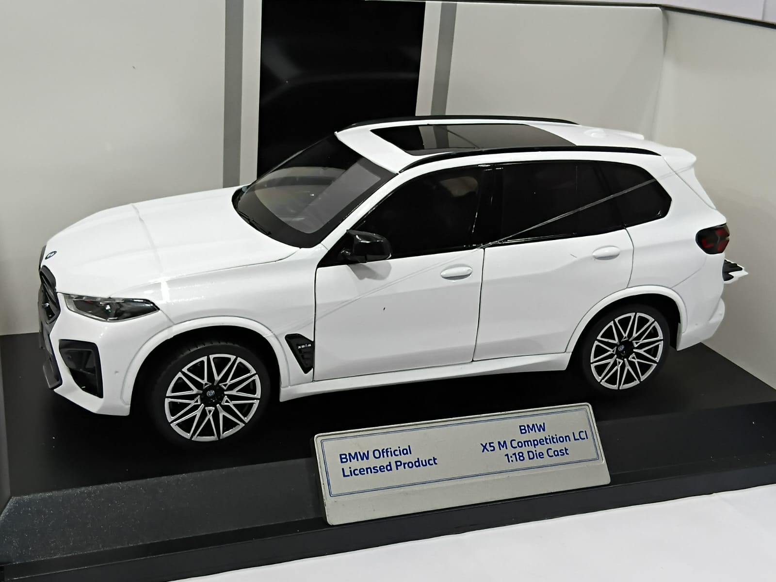 BMW X5 M H1262 COMPETITION LCI 1:18 OPENING DOORS DIE-CAST WHITE