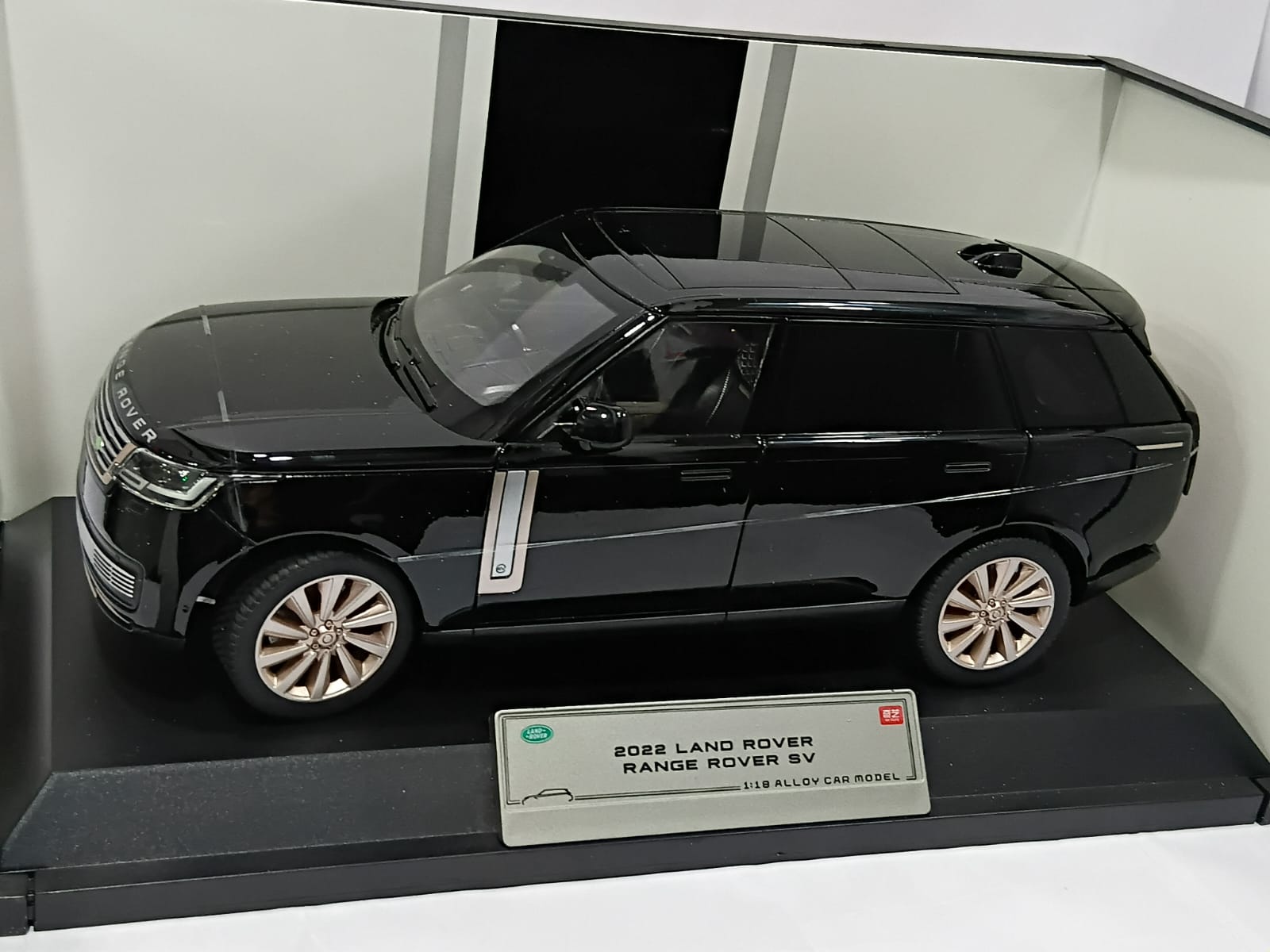 LAND ROVER Q1005A RANGE ROVER SV 2022 1:18 OPENING DOORS AND LED LIGHT WITH SOUND FUNCTION DIE-CAST MODEL BLACK
