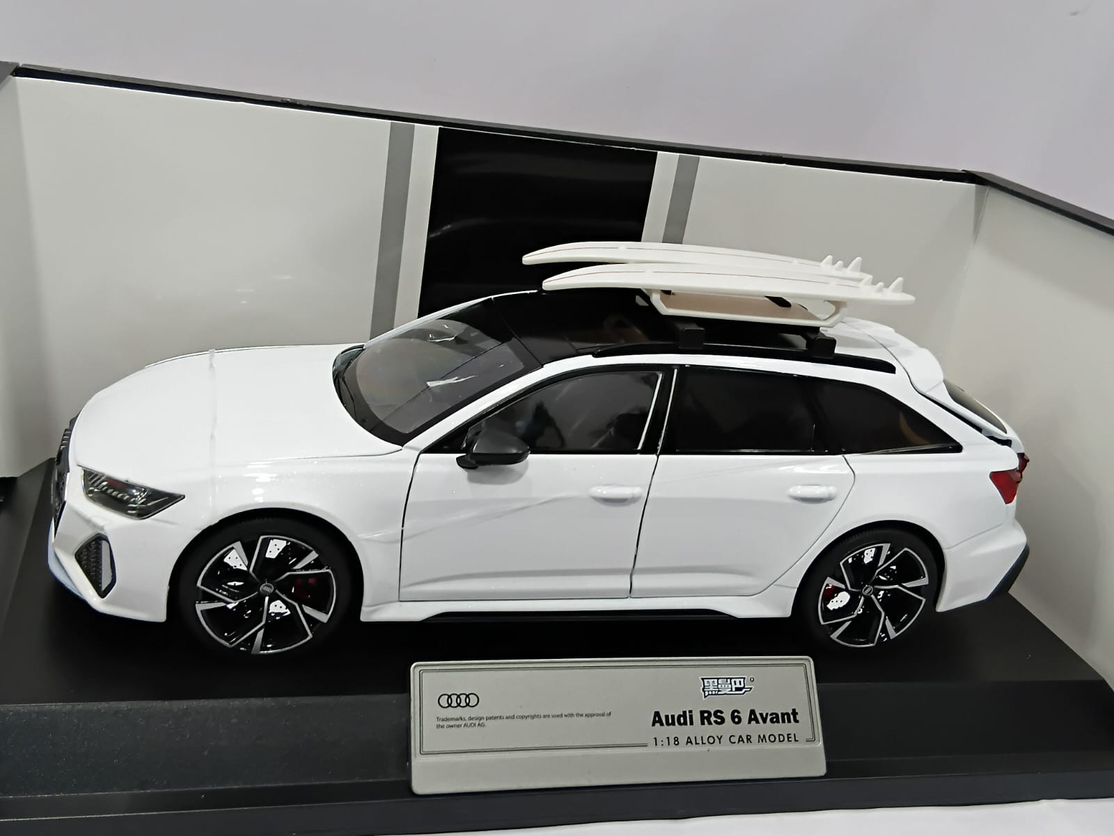 AUDI RS 6 H1152 AVANT 1:18 OPENING DOORS AND LED LIGHT WITH SOUND FUNCTION DIE-CAST MODEL WHITE
