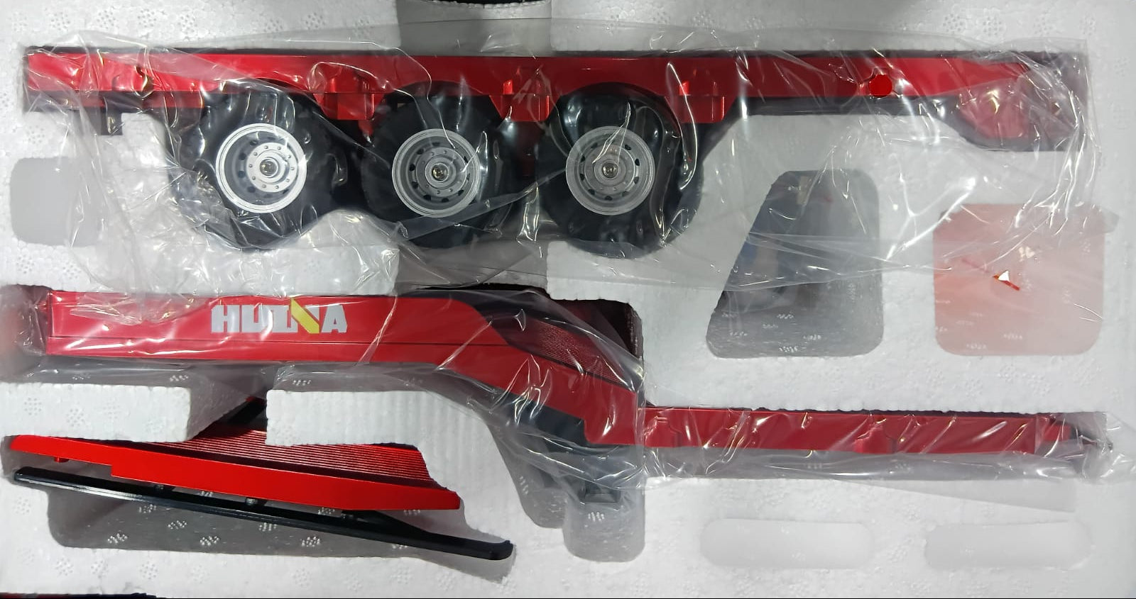 HUINA 1501 1/18 SCANIA 770 S V8 TRUCK RED AND 1502 1:18 PROFESSIONAL R/C PLATFORM SEMITRAILER RED