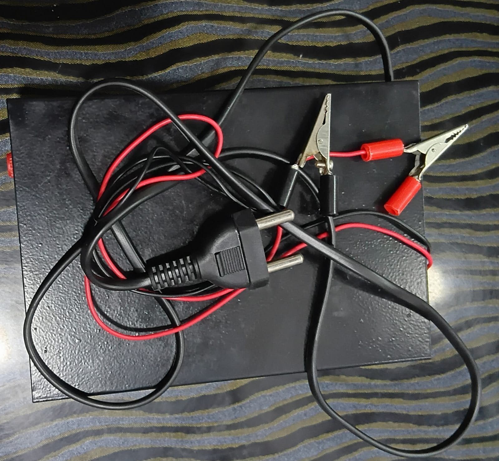 12V BATTERY CHARGER WITH AMP METER