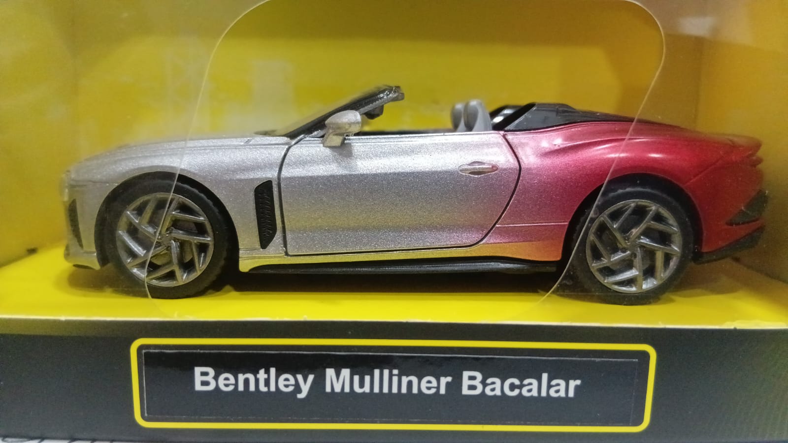 CCA 1:36 12016 BENTLEY MULLINER BACALAR SILVER RED DIECAST MODEL