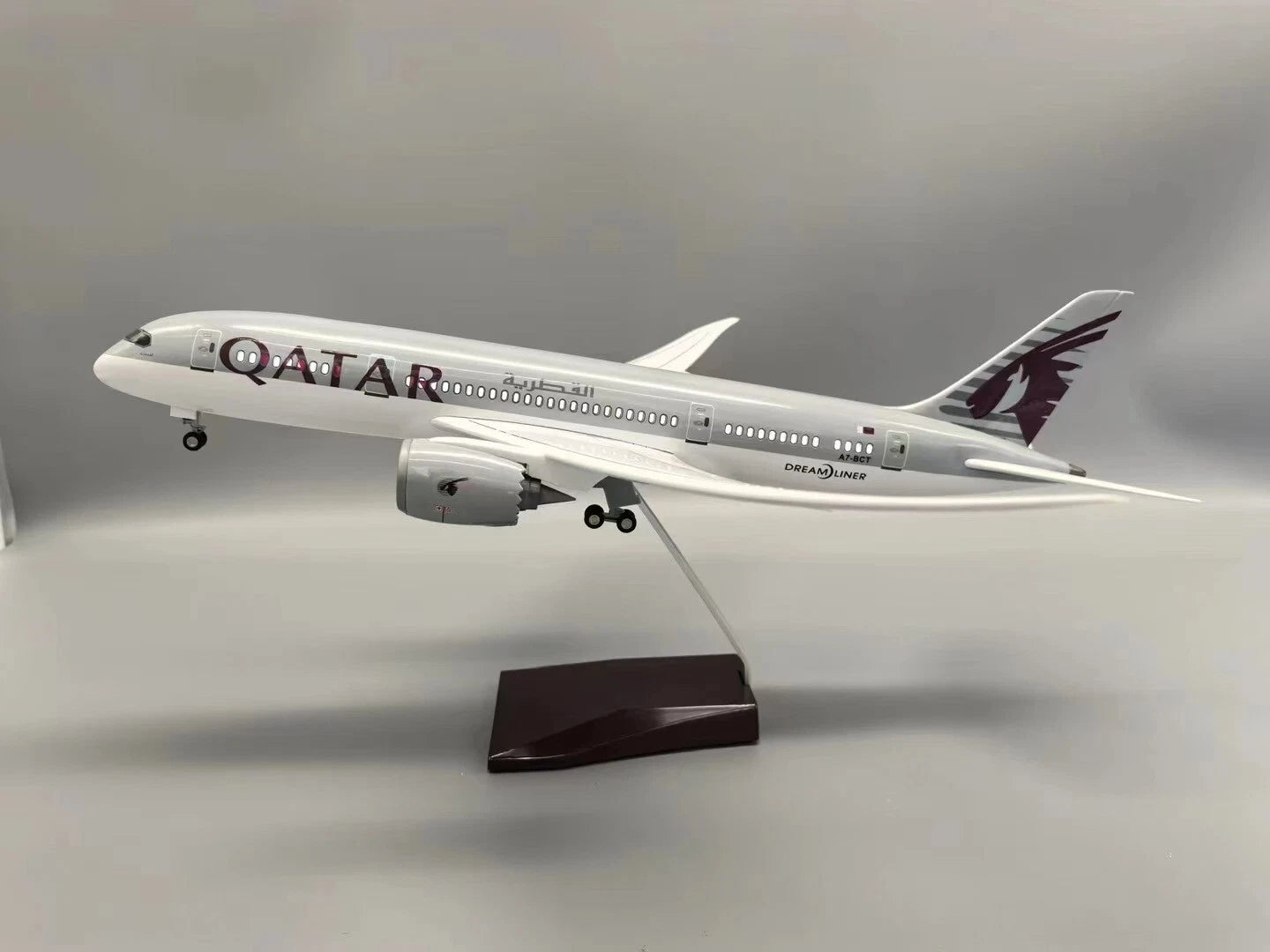 AIRPLANE DIECAST QATAR A7-BCT BOEING 787-9 DREAMLINER WITH LED LIGHT DISPLAY 47CM