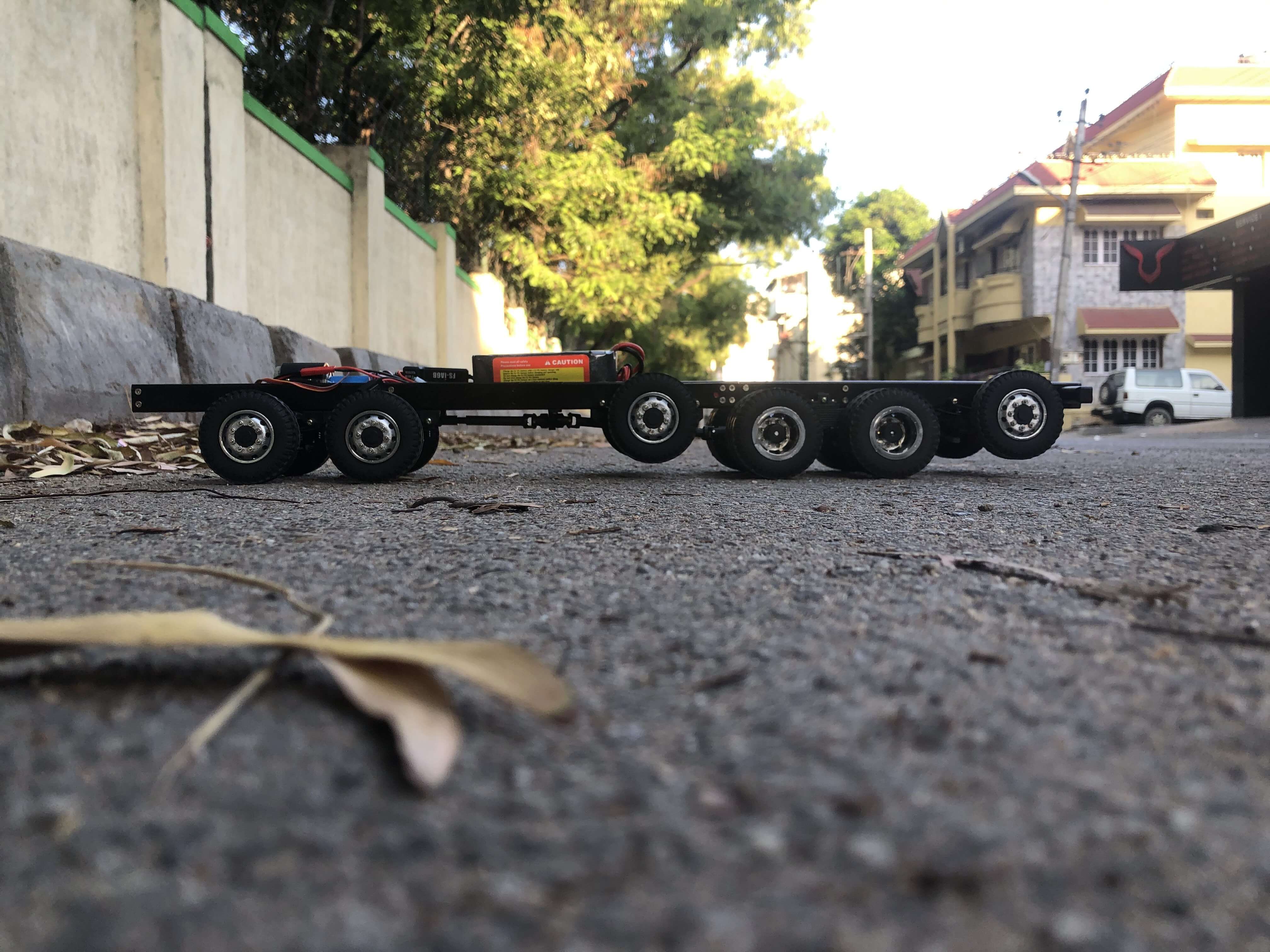 16 Wheel ilft Axle Chassis with Motor-Gearbox and Steering Servo (Rear Multiaxle Drive) (Scale 1:18)
